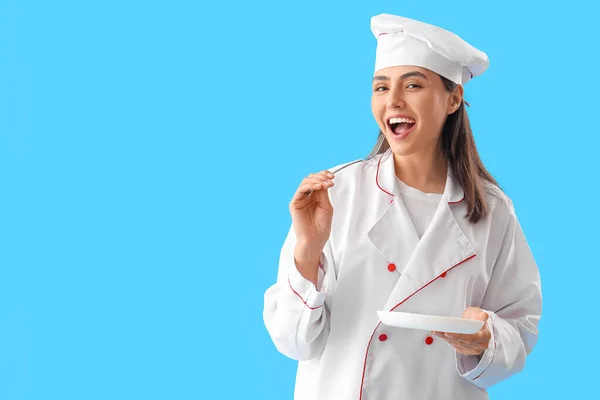 Femme Chef Avec Fourchette Assiette Sur Fond Bleu — Photo