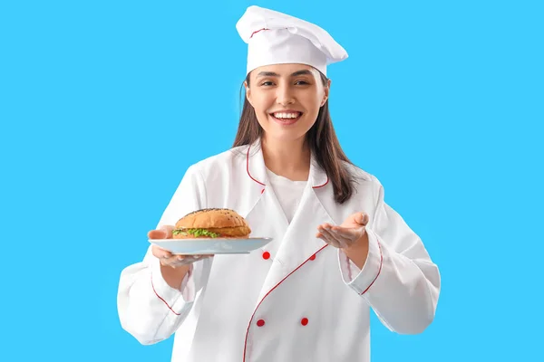 Chef Femminile Con Gustoso Hamburger Sfondo Blu — Foto Stock