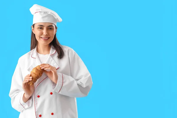 Chef Femenino Con Sabroso Croissant Sobre Fondo Azul — Foto de Stock