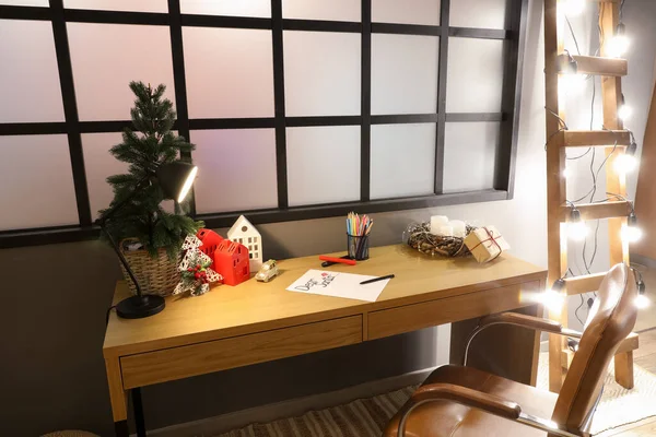Home Office Schreibtisch Mit Weihnachtsbaum Und Dekoration — Stockfoto