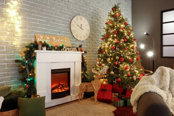 Εσωτερικό Σαλόνι Τζάκι Χριστουγεννιάτικο Δέντρο Και Δώρα — Φωτογραφία Αρχείου