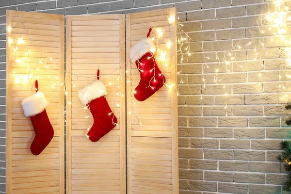 Parlayan Işıkları Katlanan Perdesi Noel Çoraplarıyla Oturma Odasının Içinde — Stok fotoğraf