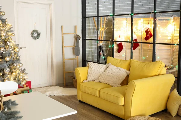 Interior Del Salón Con Sofá Amarillo Árbol Navidad Mesa Comedor — Foto de Stock