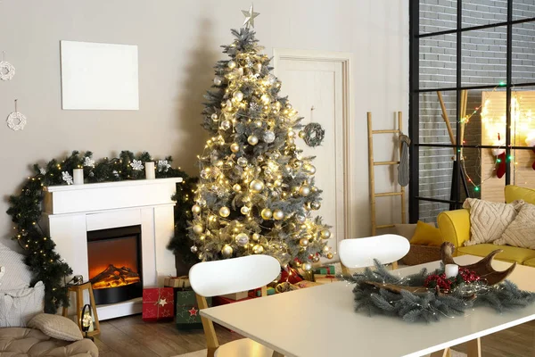 Interior Sala Estar Com Árvore Natal Lareira Mesa Jantar — Fotografia de Stock