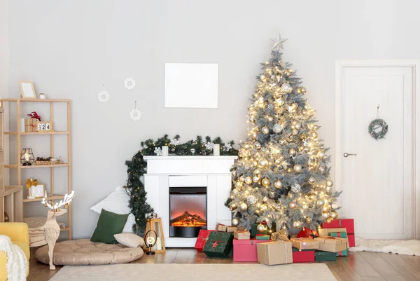 Interieur Woonkamer Met Open Haard Kerstboom Geschenken — Stockfoto