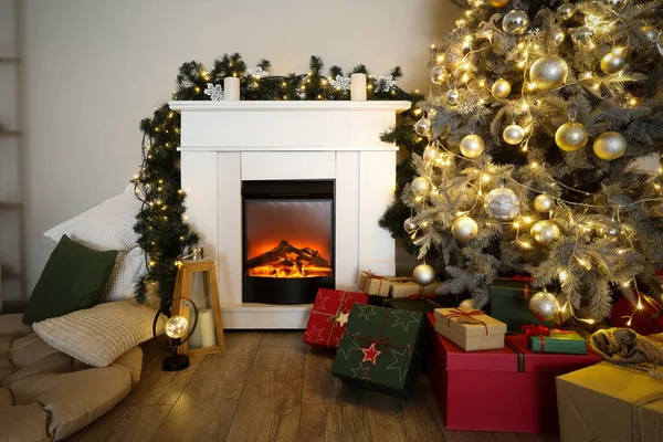 客厅内部的圣诞树 礼品盒和壁炉 — 图库照片