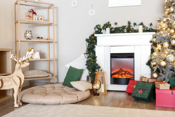 Weihnachtsbaum Geschenkschachteln Und Kamin Wohnzimmer — Stockfoto