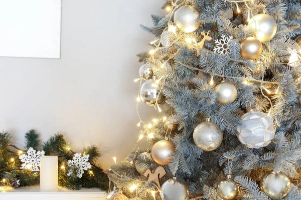 Kerstboom Met Gloeiende Lichtjes Gouden Zilveren Ballen Woonkamer Close — Stockfoto