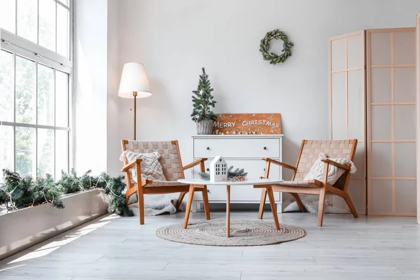 Interior Ruang Tamu Terang Dengan Kursi Meja Dan Dekorasi Natal — Stok Foto