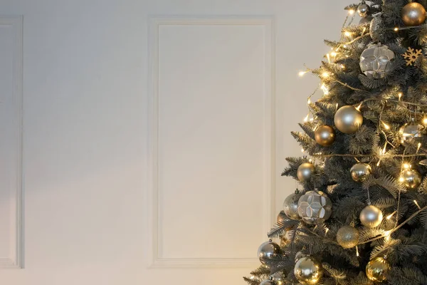 Christmas Tree Decorated Glowing Lights Golden Silver Balls White Wall — Stock Photo, Image