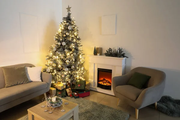 Oturma Odasının Içinde Noel Ağacı Gri Kanepe Koltuk Var — Stok fotoğraf