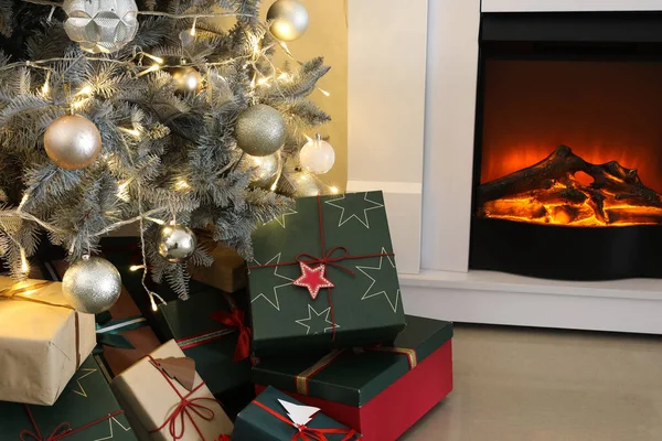 Geschenkboxen Unter Dem Weihnachtsbaum Neben Dem Kamin Wohnzimmer — Stockfoto