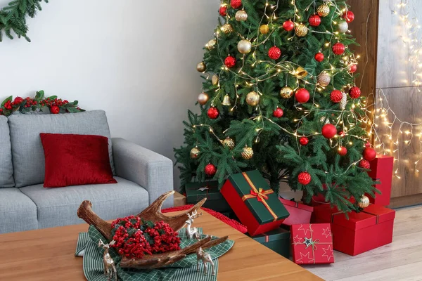客厅里有圣诞树 礼品盒 灰色沙发和咖啡桌 — 图库照片