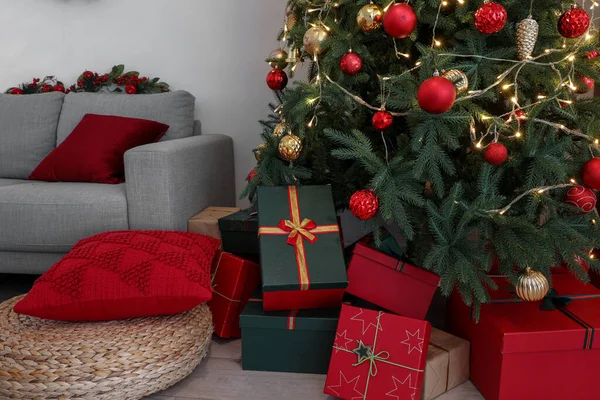 Parlayan Işıkları Olan Noel Ağacı Hediye Kutuları Oturma Odasında Kırmızı — Stok fotoğraf