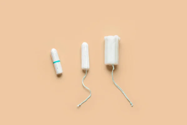Tampões Menstruais Diferentes Fundo Bege — Fotografia de Stock