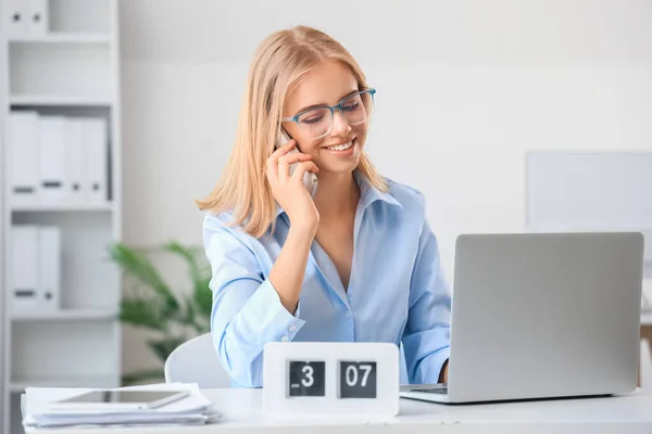 Young Businesswoman Laptop Clock Talking Mobile Phone Office — Stock Photo, Image