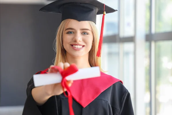 Estudante Pós Graduação Feminino Com Diploma Perto Janela Quarto Close — Fotografia de Stock