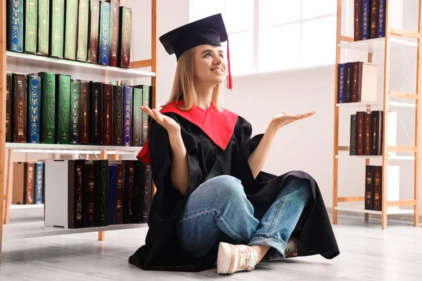 Estudiante Graduada Sentada Biblioteca — Foto de Stock