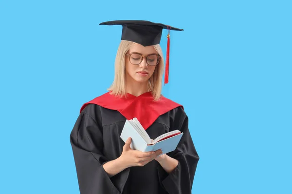 Žena Postgraduální Student Čtení Knihy Modrém Pozadí — Stock fotografie