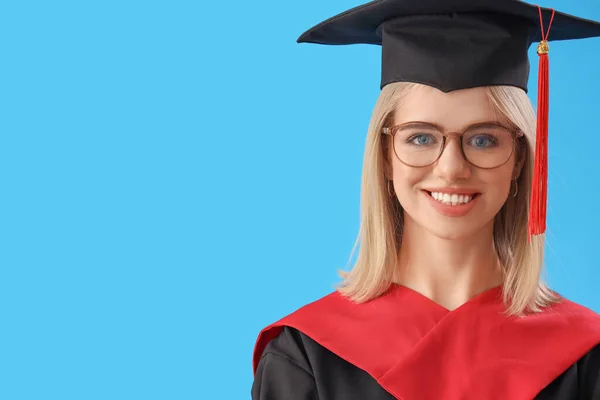 Estudante Pós Graduação Com Diploma Fundo Azul Close — Fotografia de Stock