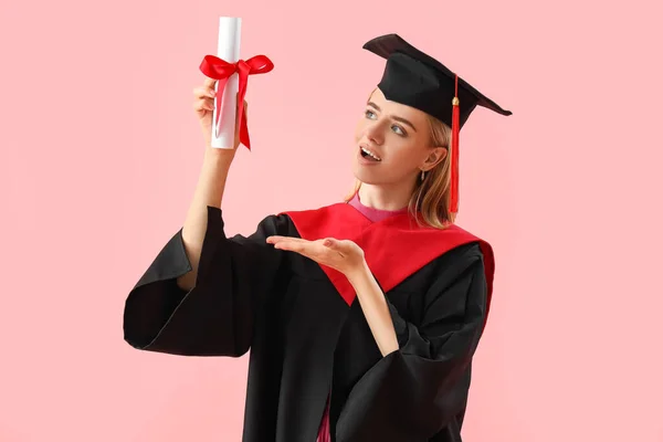 Estudante Pós Graduação Com Diploma Sobre Fundo Rosa — Fotografia de Stock