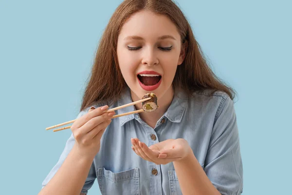 맛있는 초밥을 여자가 배경에서 이불을 — 스톡 사진