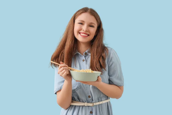 Junge Frau Isst Chinesische Nudeln Auf Blauem Hintergrund — Stockfoto