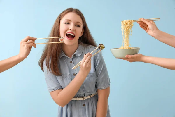 배경에 아시아 음식을 남녀의 — 스톡 사진