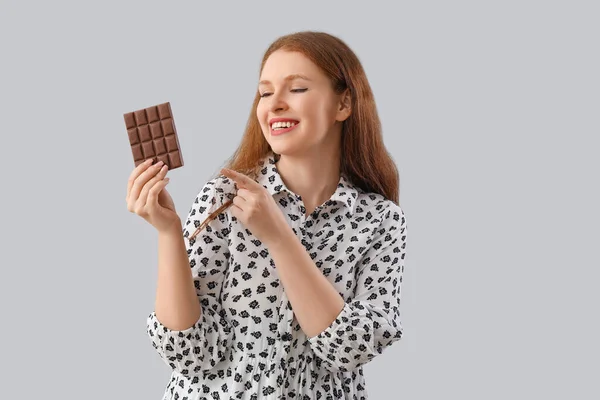 Young Woman Pointing Tasty Chocolate Grey Background — Stock Photo, Image