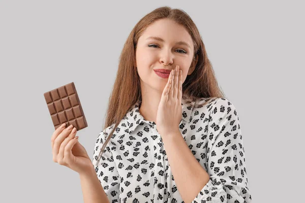 Junge Frau Mit Leckerer Schokolade Auf Grauem Hintergrund — Stockfoto