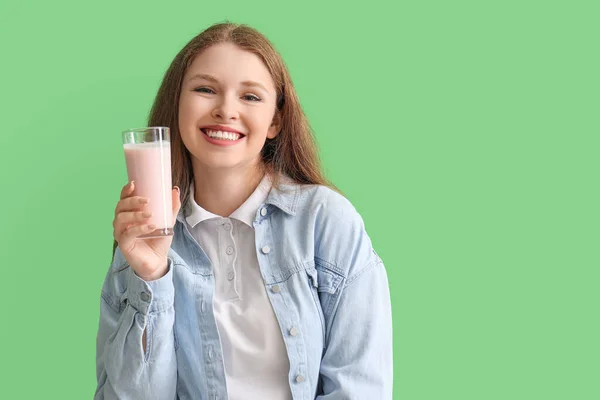 Jovem Com Iogurte Saboroso Fundo Verde — Fotografia de Stock