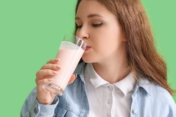 Jonge Vrouw Drinken Smakelijke Yoghurt Groene Achtergrond Close — Stockfoto