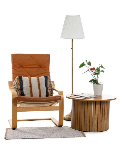 Gemütlicher Sessel Mit Tisch Lampe Und Teppich Auf Weißem Hintergrund — Stockfoto