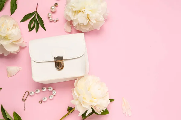 Sammansättning Med Vackra Kvinnliga Tillbehör Väska Och Pion Blommor Rosa — Stockfoto