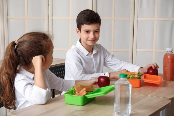 Маленькі Діти Обідають Класі — стокове фото