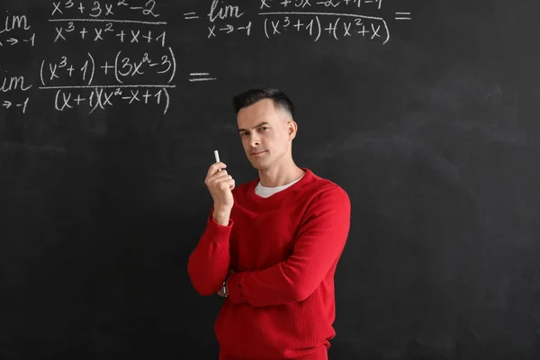 Αρσενικός Μαθηματικός Κιμωλία Κομμάτι Κοντά Μαυροπίνακα Στην Τάξη — Φωτογραφία Αρχείου