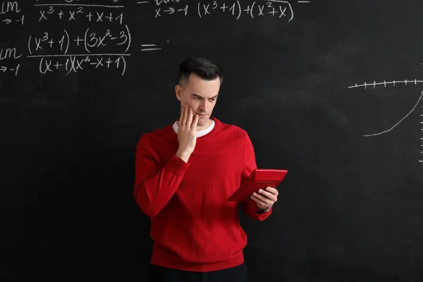 Guru Matematika Yang Bijaksana Dengan Kalkulator Dekat Papan Tulis Kelas — Stok Foto