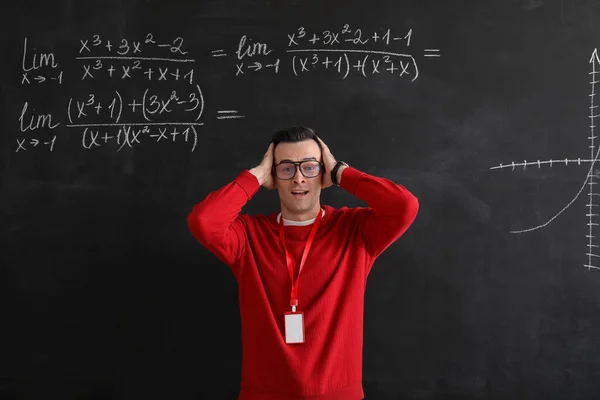 Guru Matematika Stres Dekat Papan Tulis Kelas — Stok Foto