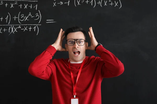 Guru Matematika Stres Dekat Papan Tulis Kelas — Stok Foto