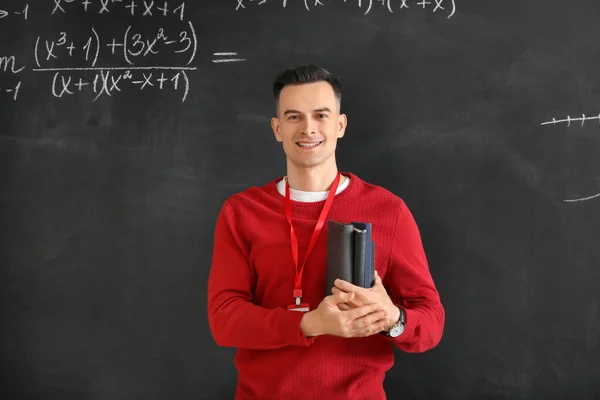 Profesor Matemáticas Masculino Con Libros Cerca Pizarra Aula — Foto de Stock