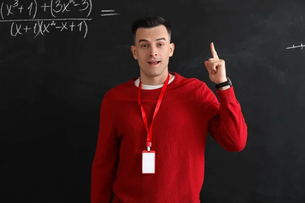 Guru Matematika Laki Laki Menunjuk Sesuatu Dekat Papan Tulis Kelas — Stok Foto