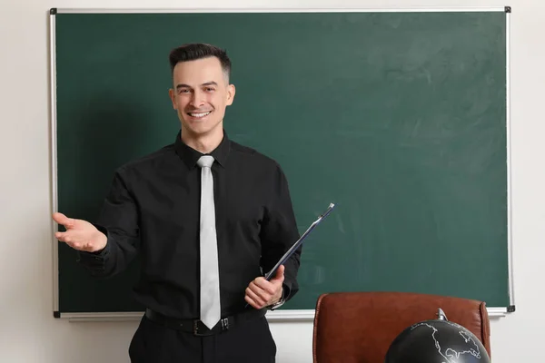Male Teacher Clipboard Chalkboard Classroom — Stock Photo, Image