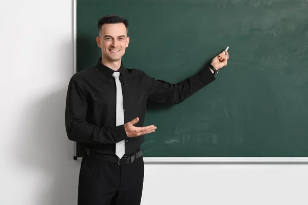Professor Masculino Com Giz Peça Perto Quadro Negro Sala Aula — Fotografia de Stock