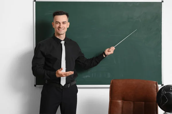 Professor Masculino Com Ponteiro Perto Quadro Negro Sala Aula — Fotografia de Stock