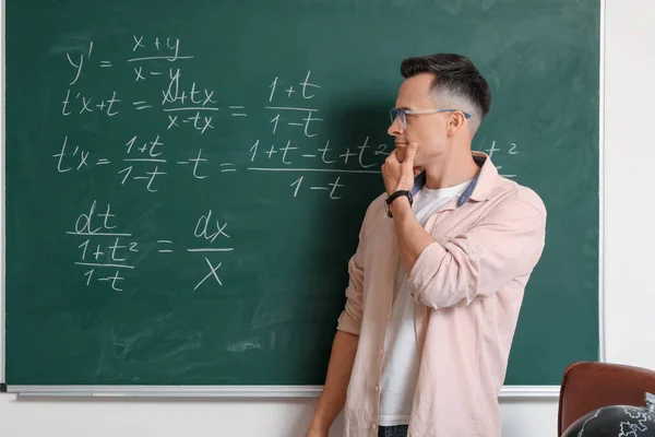 Προνοητικός Καθηγητής Μαθηματικών Κοντά Μαυροπίνακα Στην Τάξη — Φωτογραφία Αρχείου