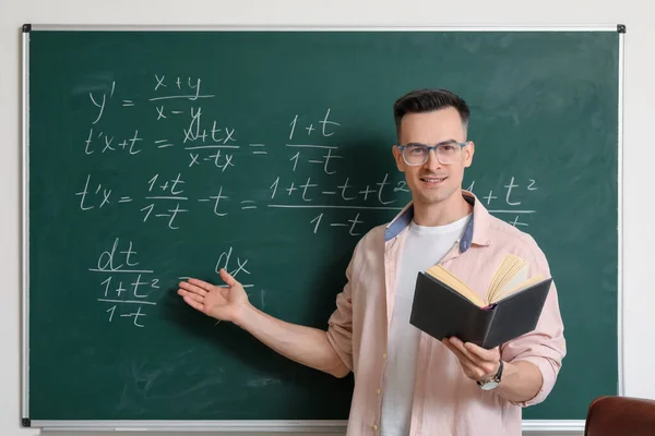 Αρσενικός Μαθηματικός Που Διεξάγει Μάθημα Κοντά Στο Chalkboard Στην Τάξη — Φωτογραφία Αρχείου