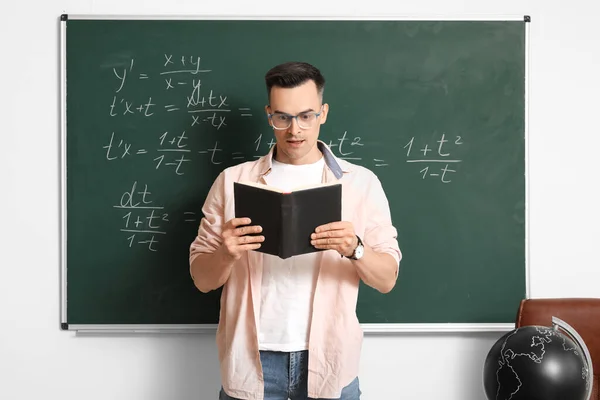 Αρσενικός Μαθηματικός Βιβλίο Διεξαγωγή Μαθήματος Κοντά Στο Chalkboard Στην Τάξη — Φωτογραφία Αρχείου