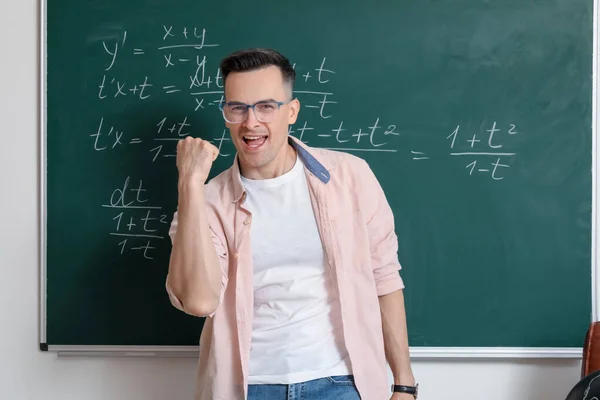 Ευτυχισμένος Καθηγητής Μαθηματικών Κοντά Πίνακα Στην Τάξη — Φωτογραφία Αρχείου