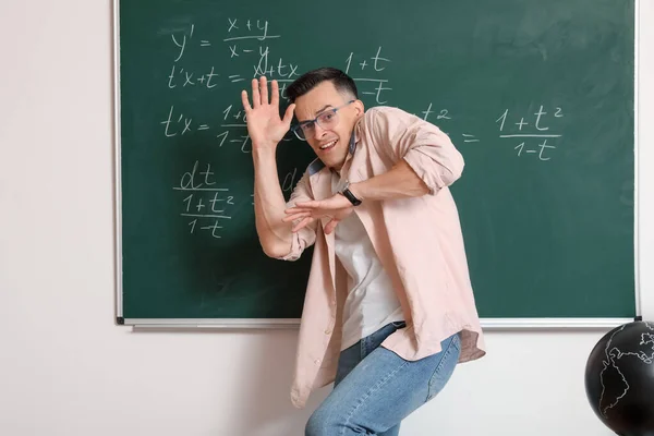 Scared Matematika Guru Dekat Papan Tulis Kelas — Stok Foto