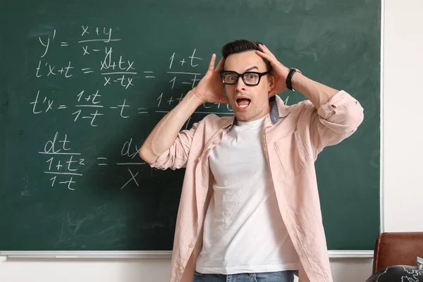 Guru Matematika Terkejut Dekat Papan Tulis Kelas — Stok Foto